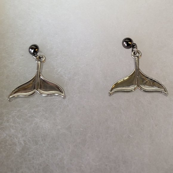 2/20$ NWT whale tail earrings silver tone - Picture 2 of 3